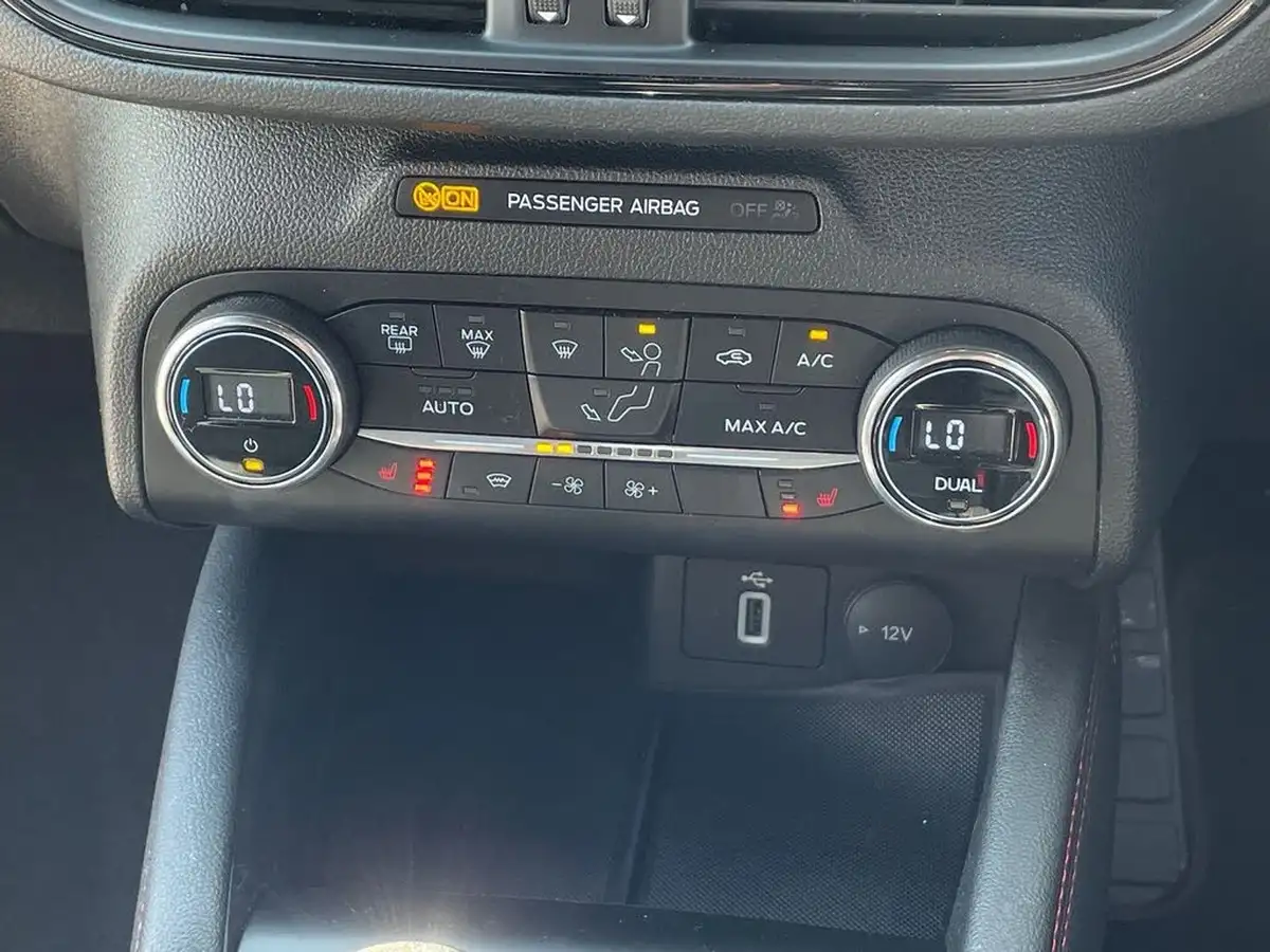 2019-ford-focus-10t-st-line-x-hatchback-big-24