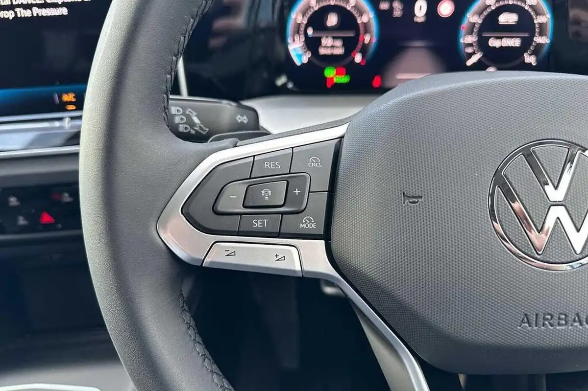 2025-volkswagen-golf-15-etsi-match-big-14