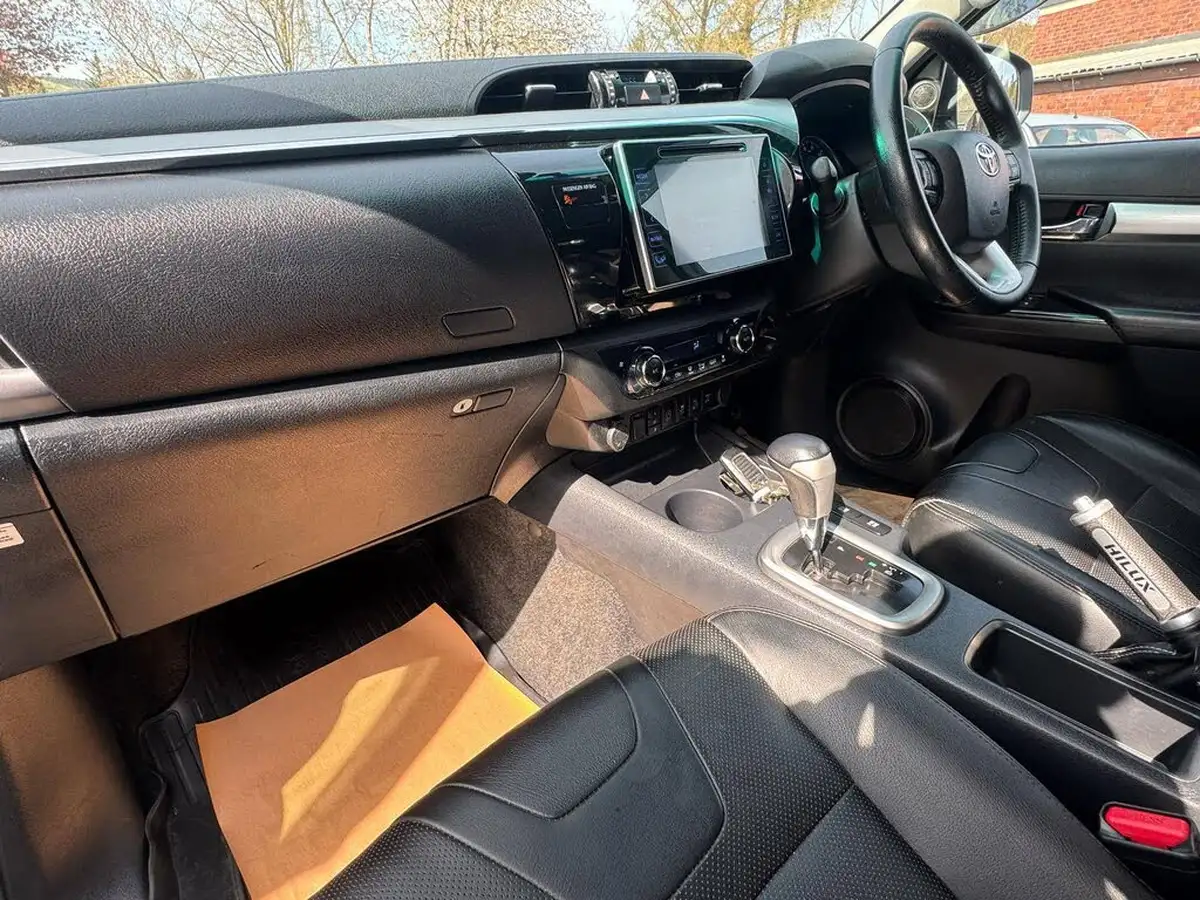 2020-toyota-hi-lux-24d-4d-invincible-150hpeu6dt-e-35t-auto-big-10