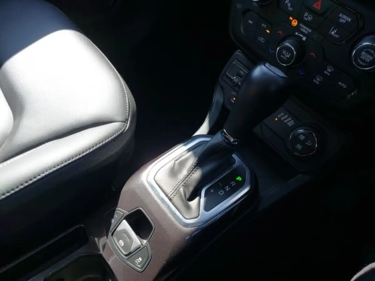 2020-jeep-renegade-13-gse-limited-phev-big-17