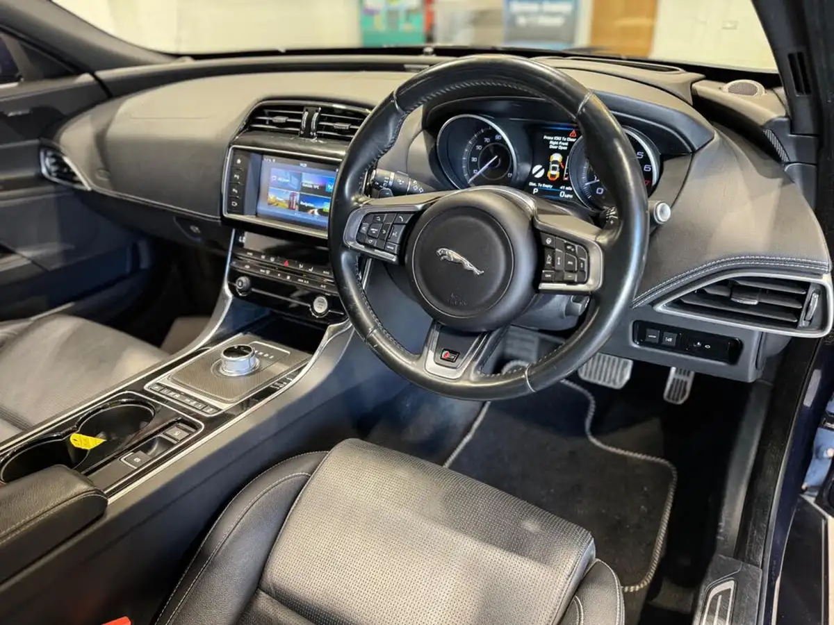 2015-jaguar-xe-30-s-big-7