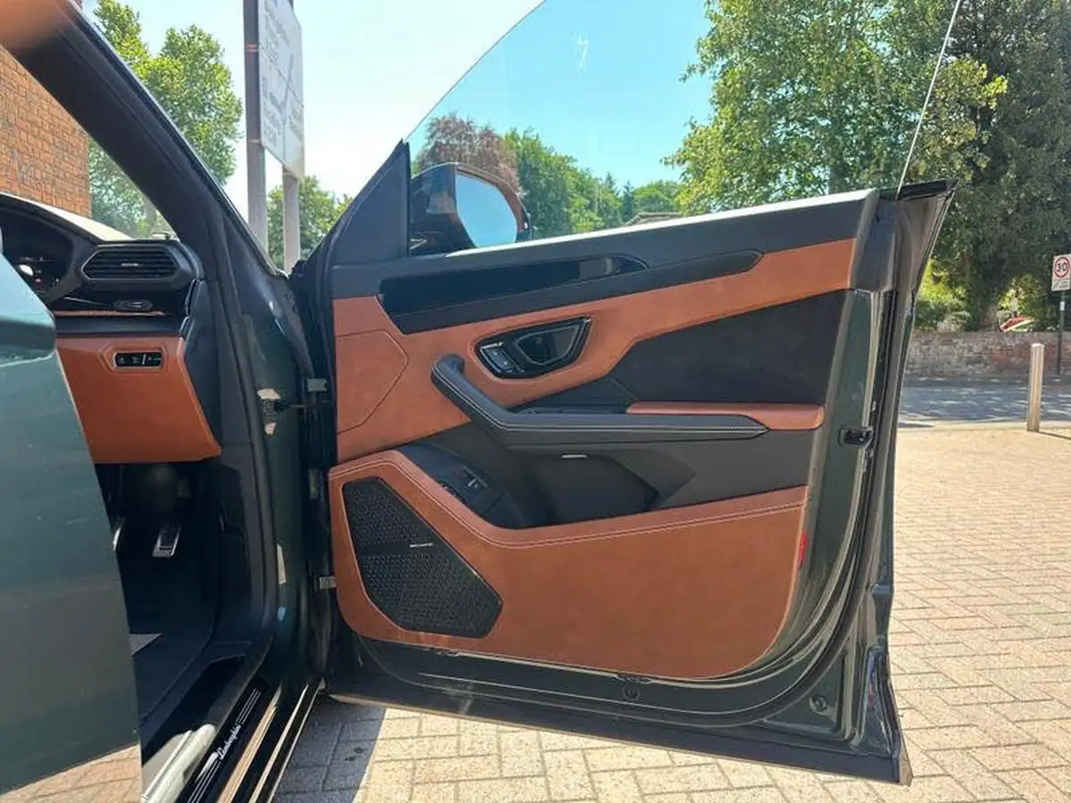 2023-lamborghini-urus-40-no-trim-big-13