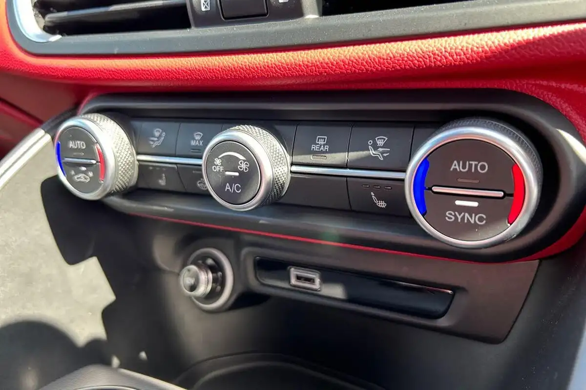 2021-alfa-romeo-giulia-20-veloce-276bhp-big-11