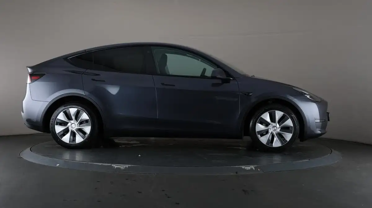 2023-tesla-model-y-e-long-range-big-61