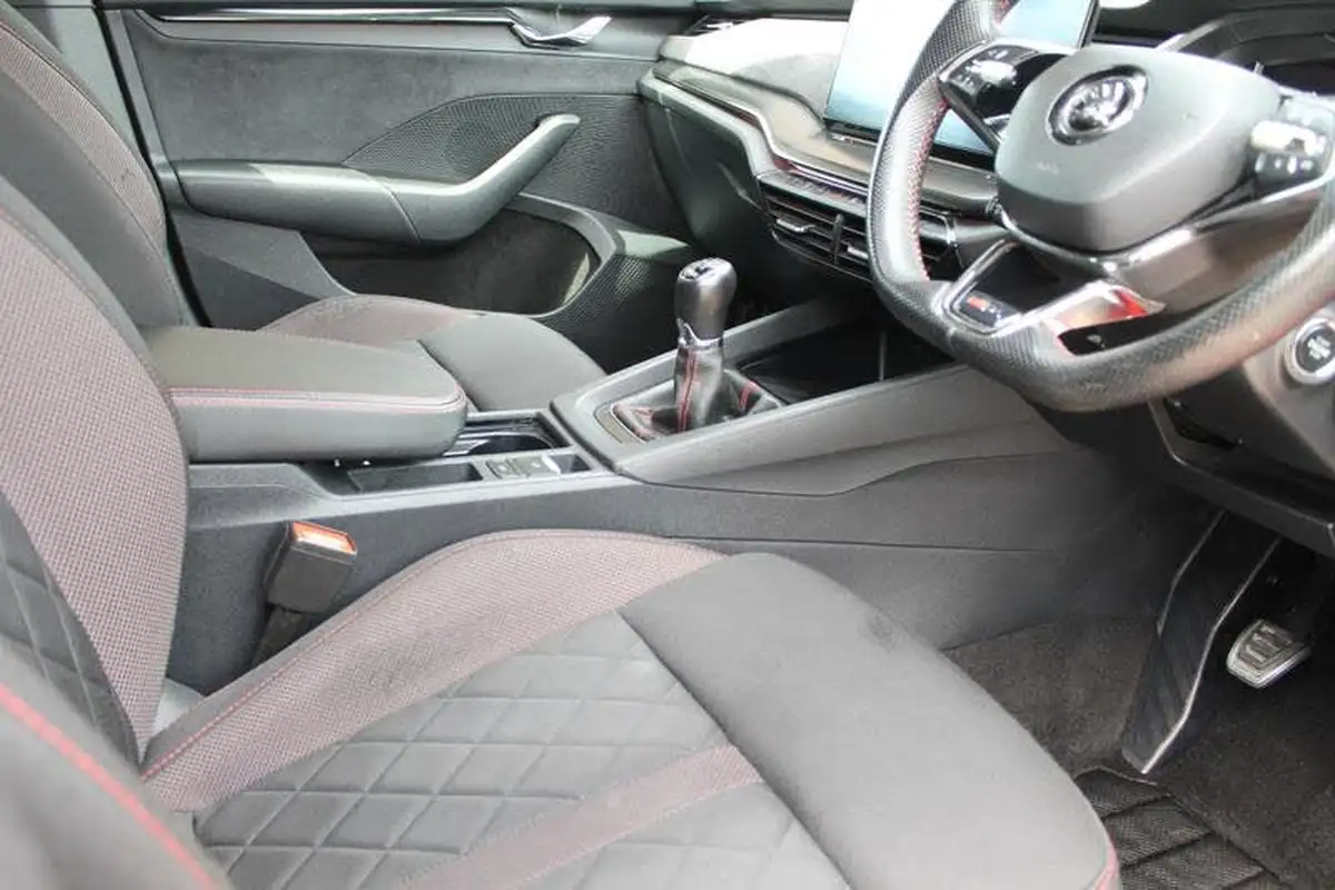 2021-skoda-octavia-20-tsi-vrs-estate-big-4