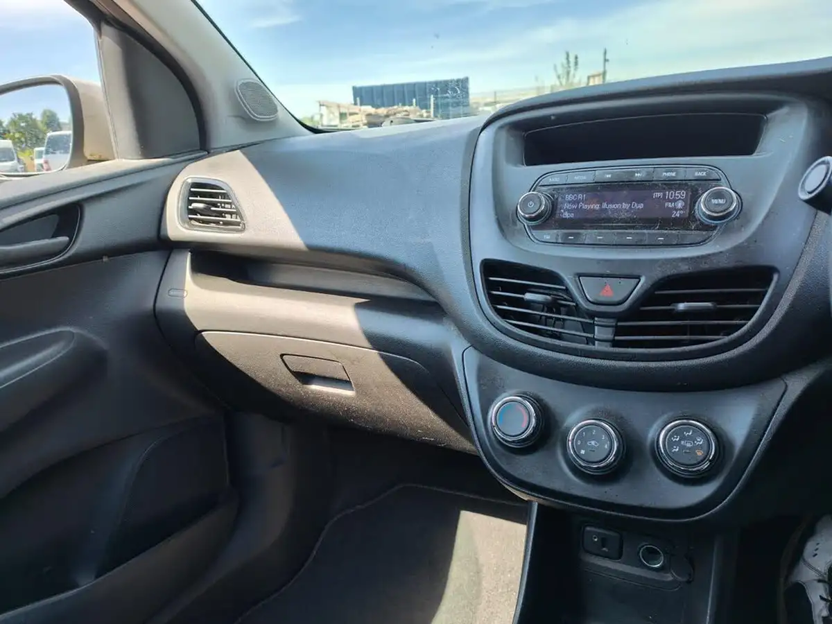 2016-vauxhall-viva-10i-se-big-18