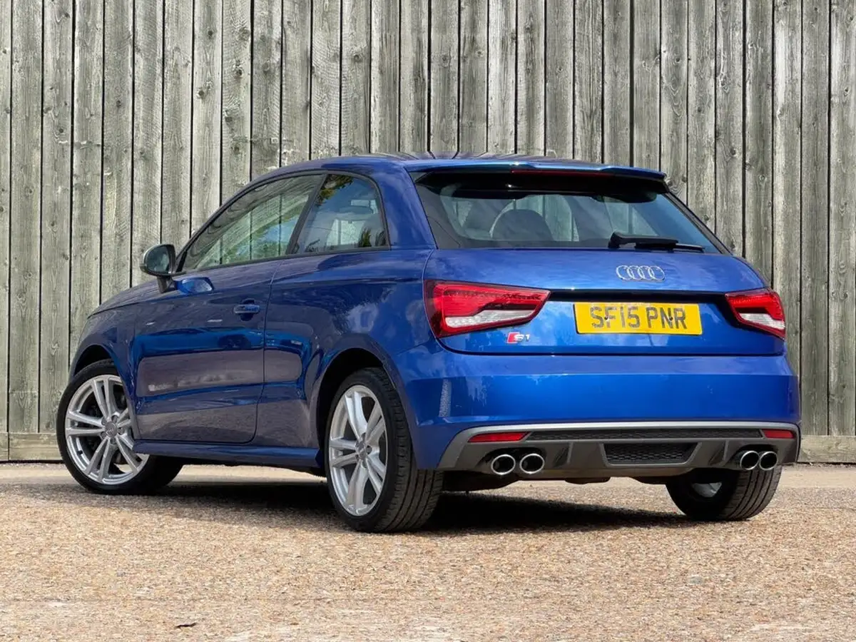 2015-audi-a1-20-s1-hatchback-3d-big-11
