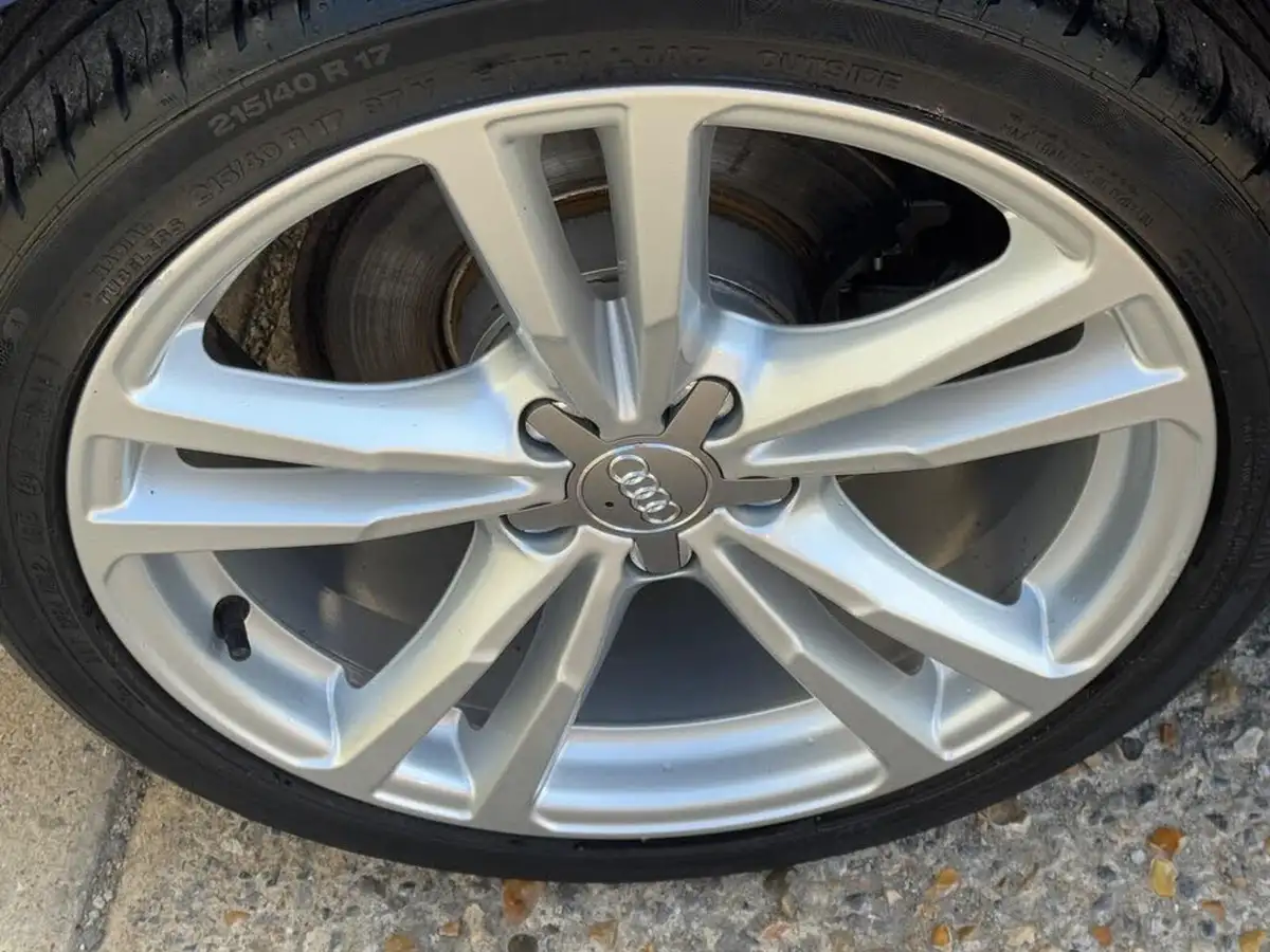2015-audi-a1-20-s1-hatchback-3d-big-35