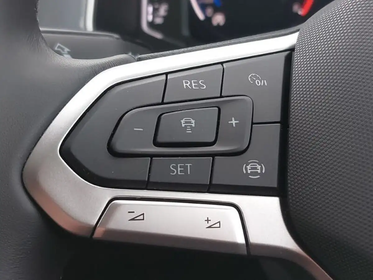 2024-volkswagen-t-roc-15-tsi-style-hatchback-5d-big-11