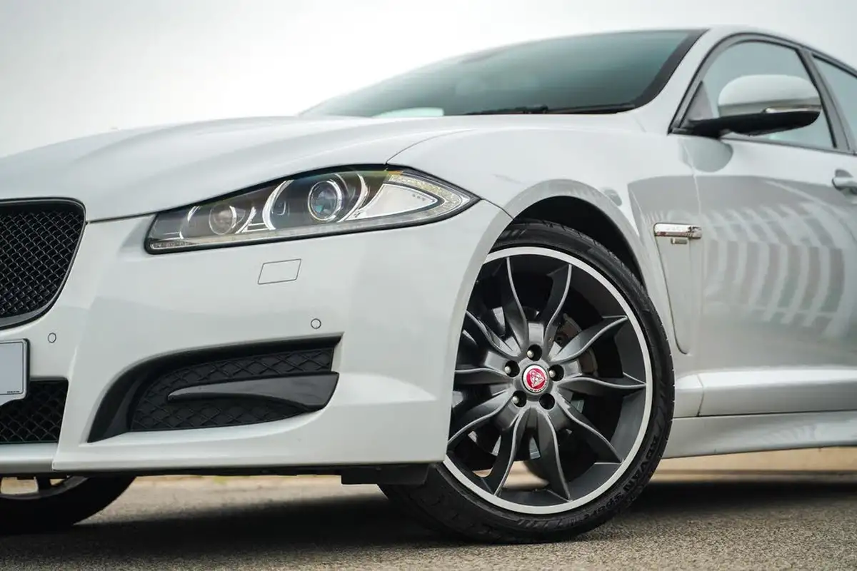 2015-jaguar-xf-22td-r-sport-black-saloon-4d-big-1
