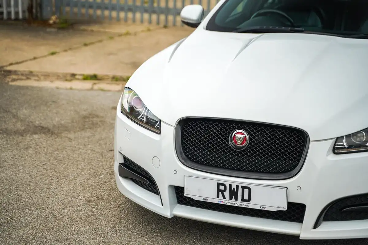 2015-jaguar-xf-22td-r-sport-black-saloon-4d-big-25