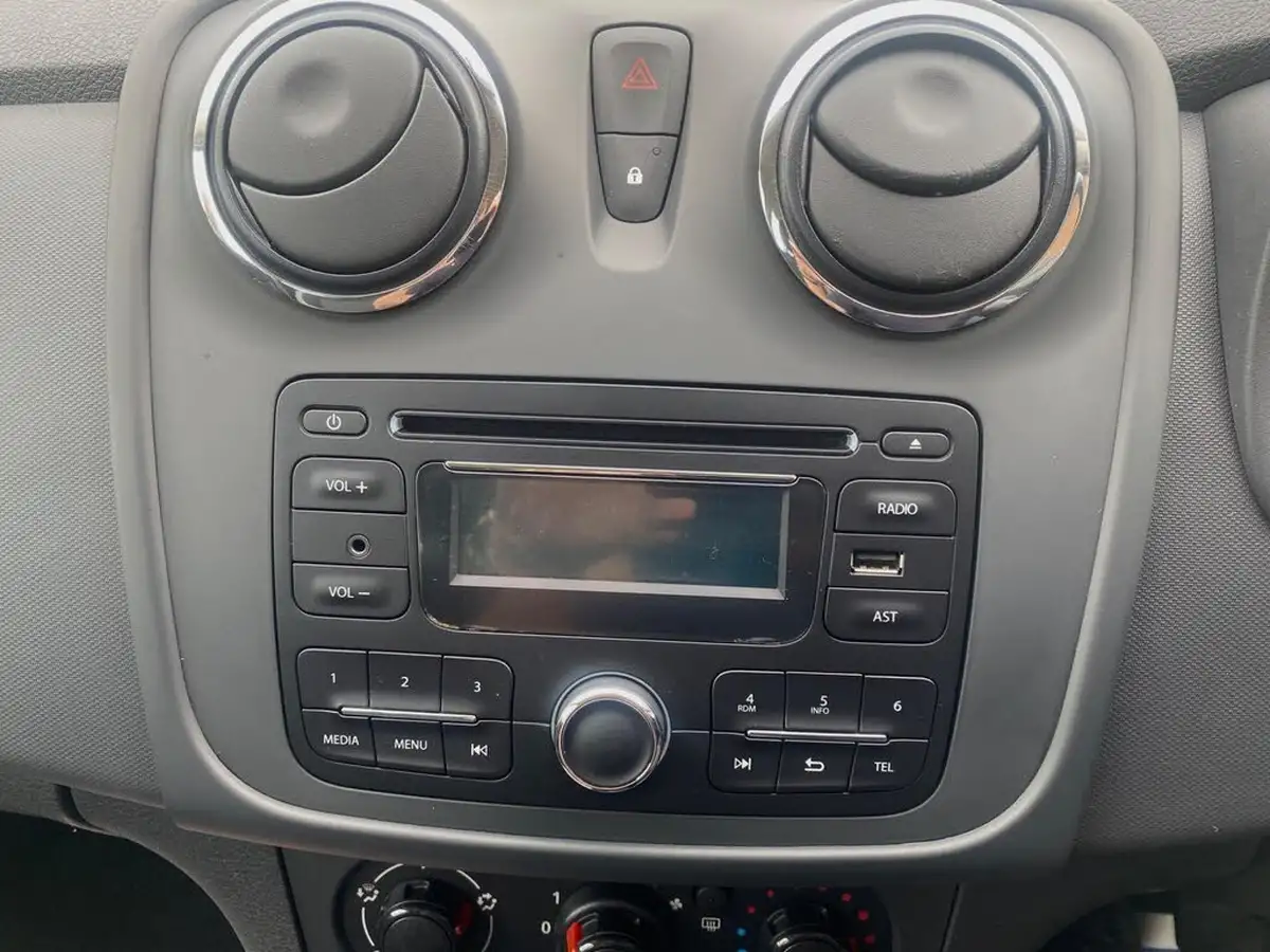 2015-dacia-sandero-12-ambiance-big-18