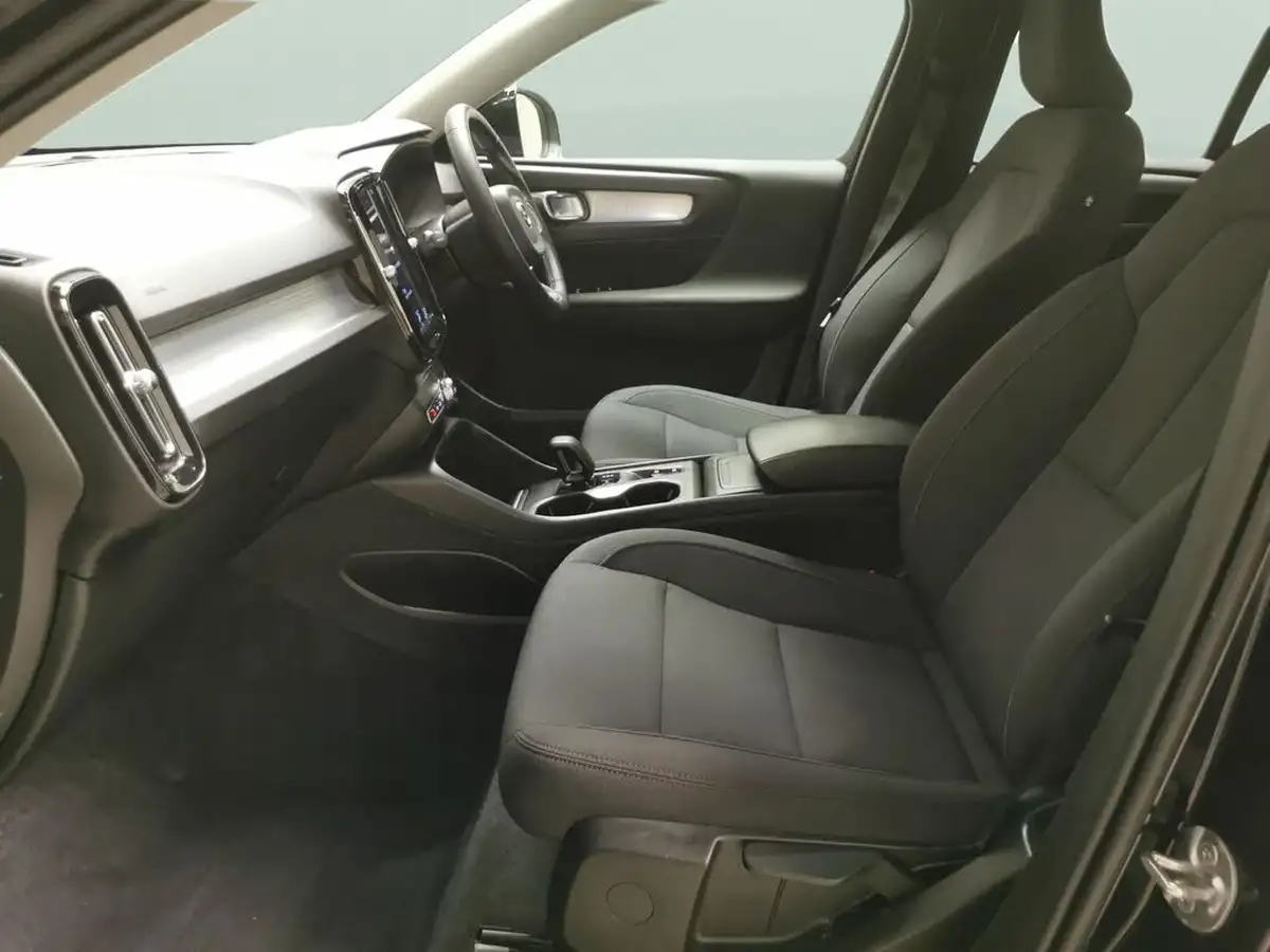 2022-volvo-xc40-15-t3-momentum-auto-big-3