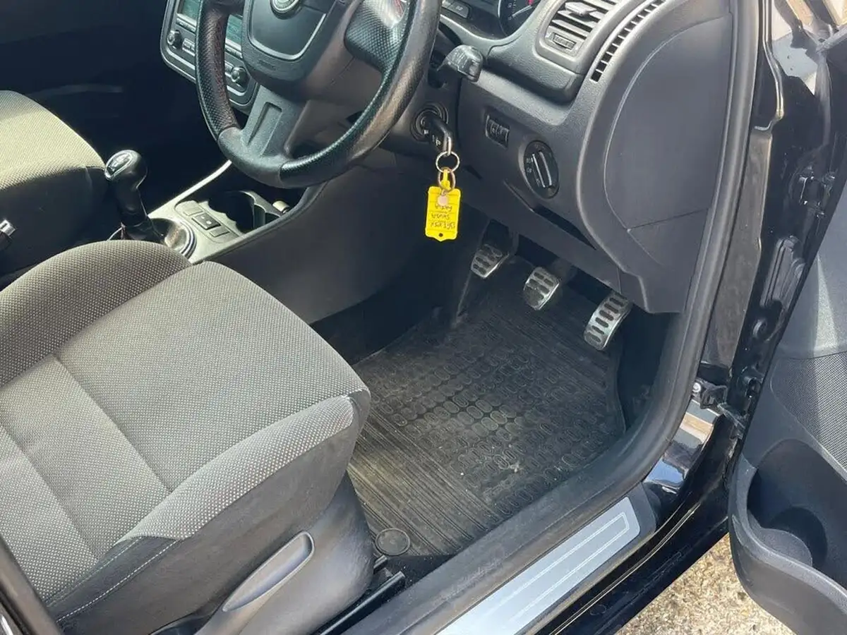 2013-skoda-fabia-16td-monte-carlo-big-13