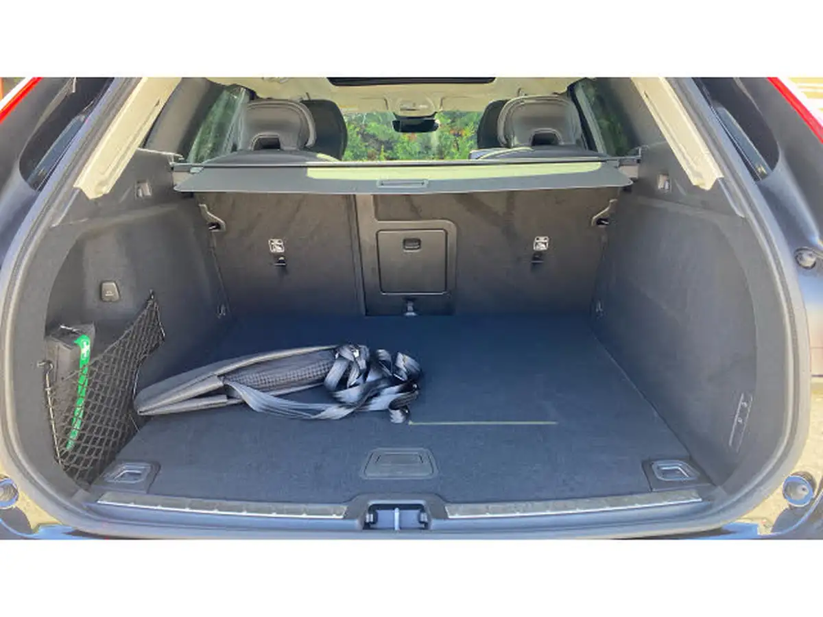 2024-volvo-xc60-20-b5-ultra-dark-big-16