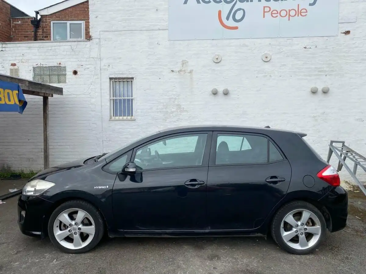 2011-toyota-auris-18-vvt-i-hsd-t-spirit-1798cc-big-3