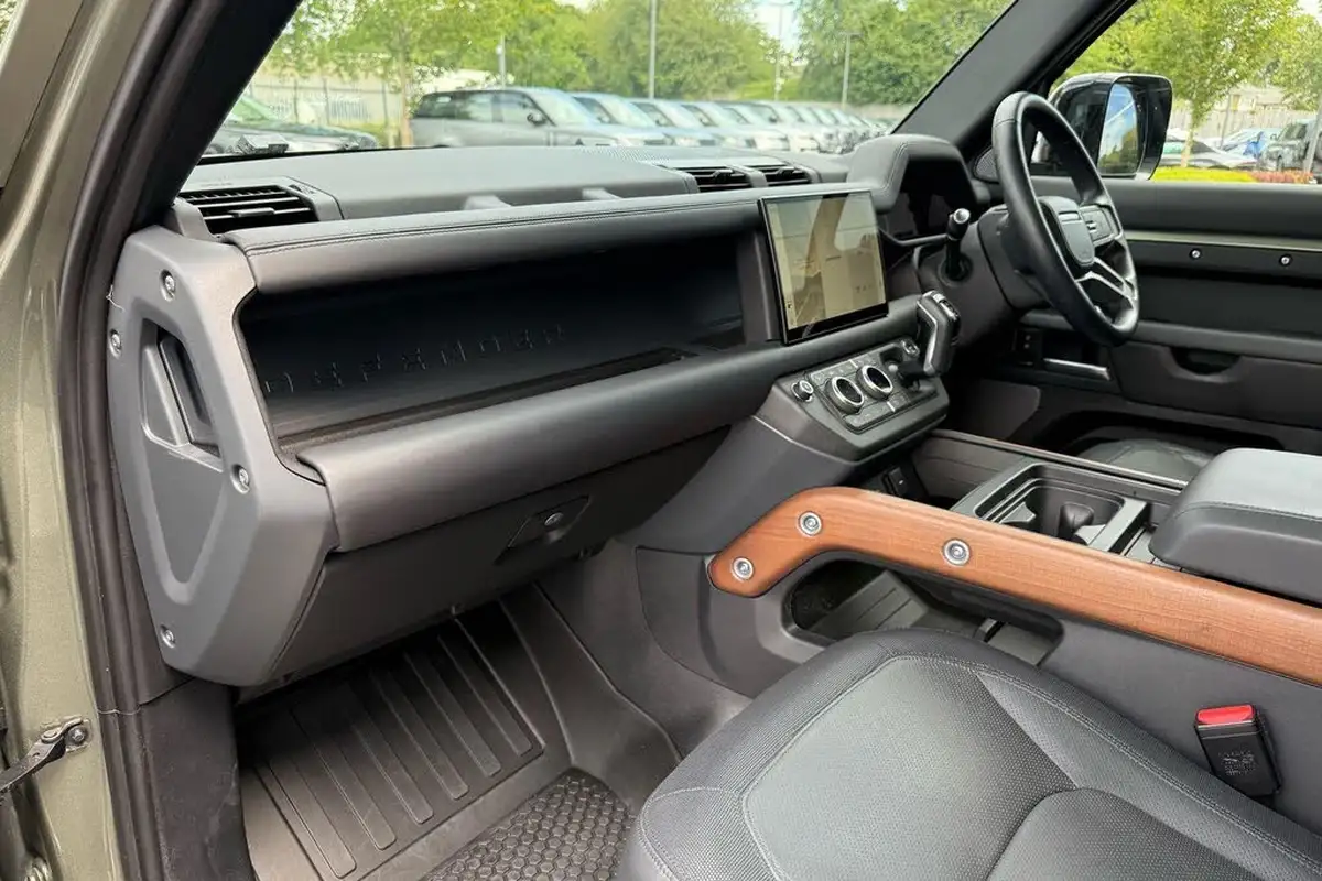 2024-land-rover-110-defender-30-d300-x-dynamic-hse-big-52