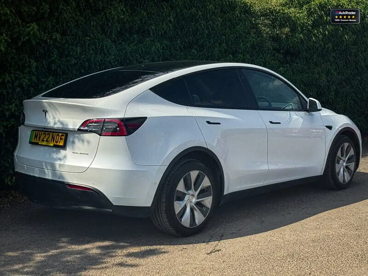 2022-tesla-model-y-e-long-range-big-28