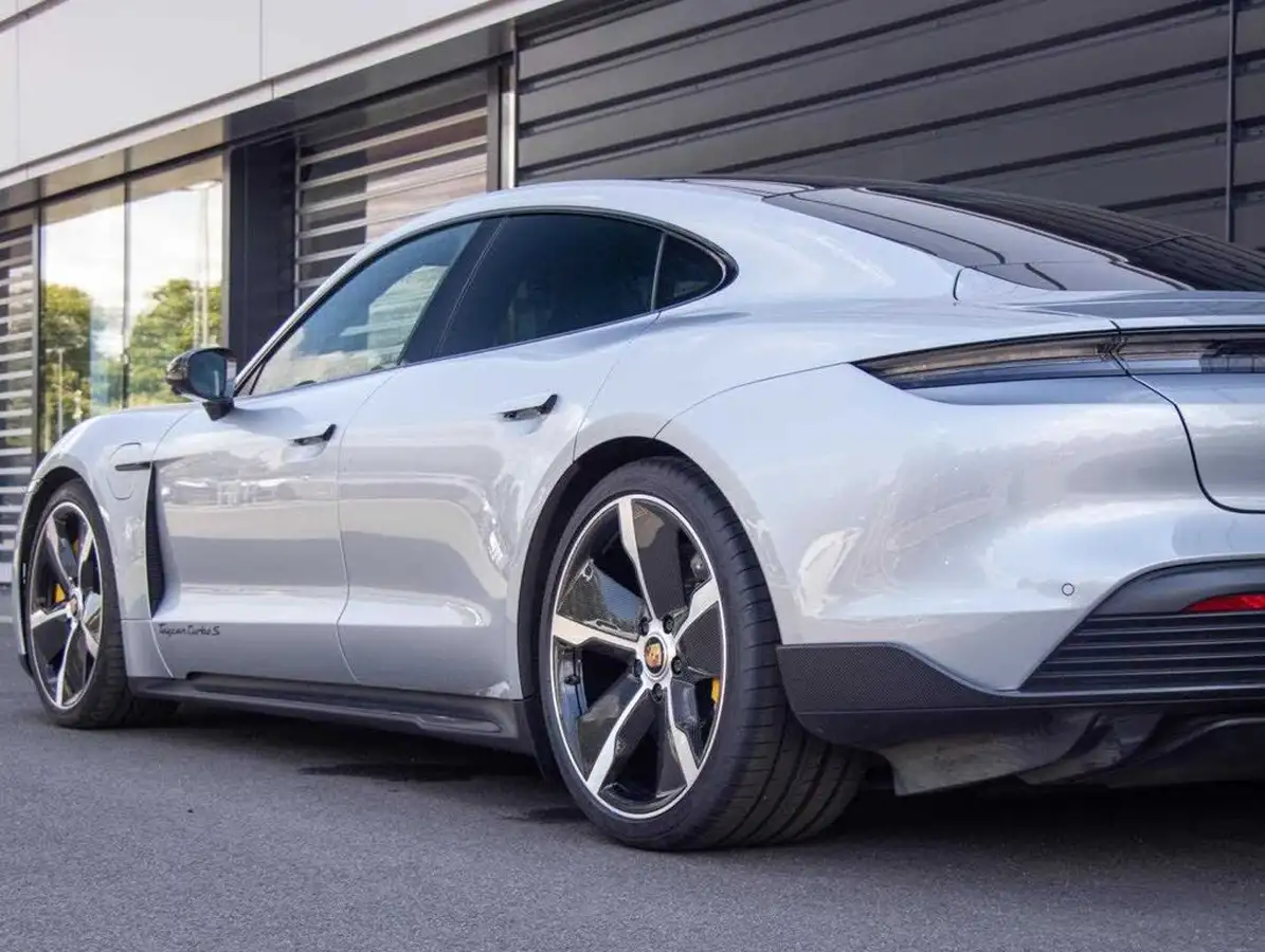 2020-porsche-taycan-e-turbo-s-big-19