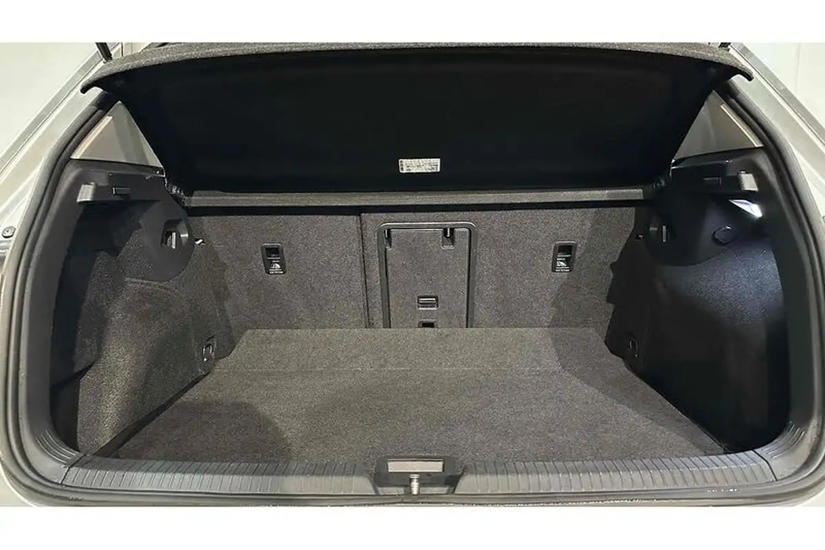 2022-volkswagen-golf-20tdi-life-hatchback-big-52