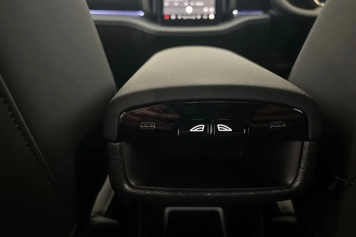 2025-volvo-ex30-e-single-motor-plus-extended-range-big-25