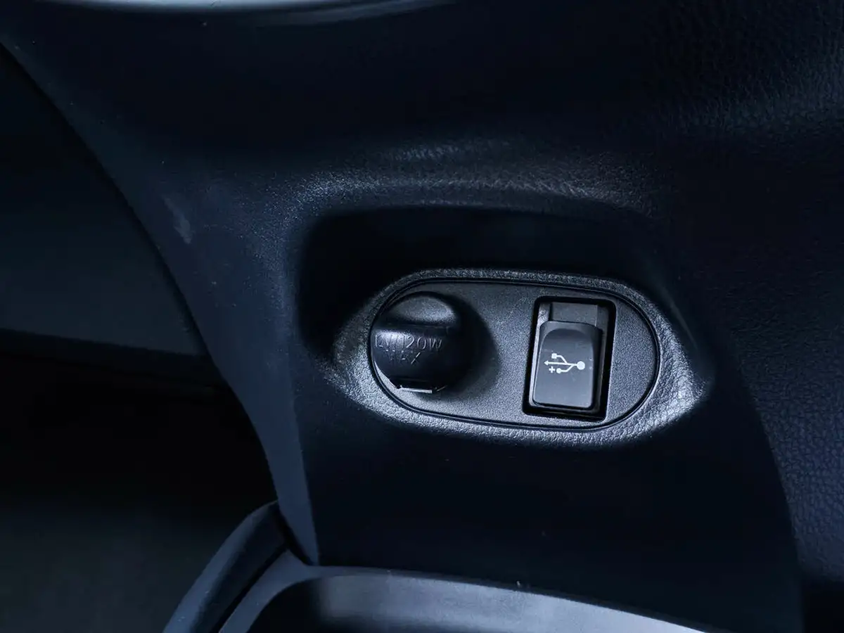 2019-toyota-yaris-15-vvt-i-icon-tech-98bhp-hybrid-1497cc-e-cvt-big-27