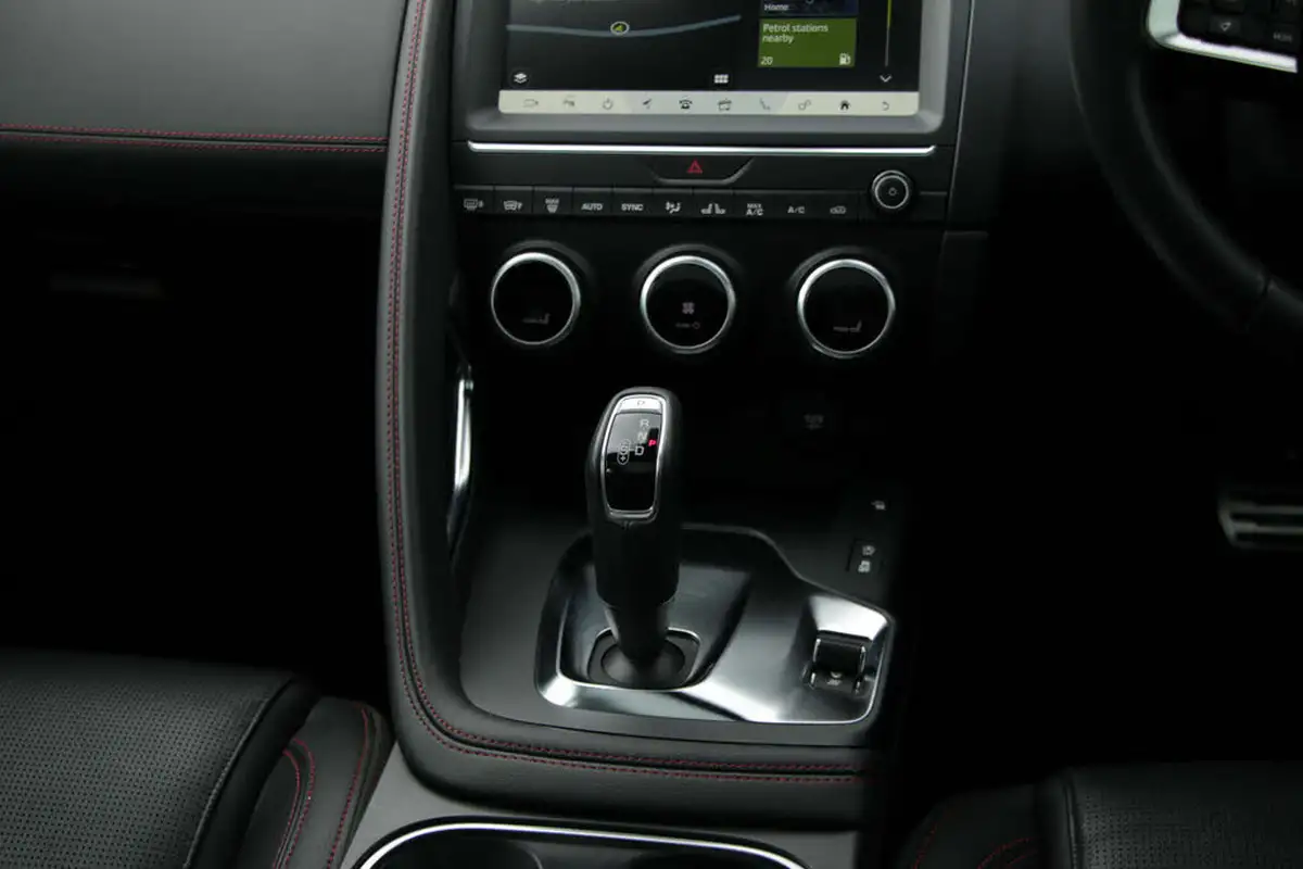 2020-jaguar-e-pace-20-i4-chequered-flag-200ps-big-68