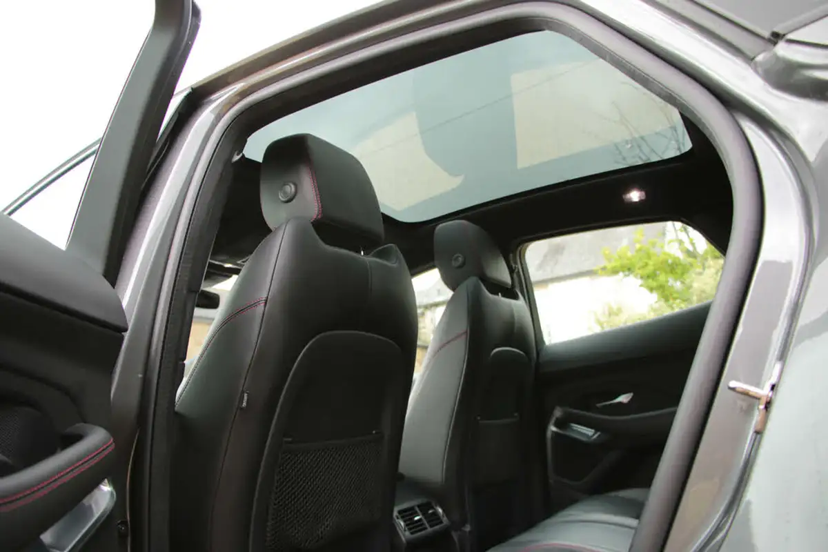 2020-jaguar-e-pace-20-i4-chequered-flag-200ps-big-16