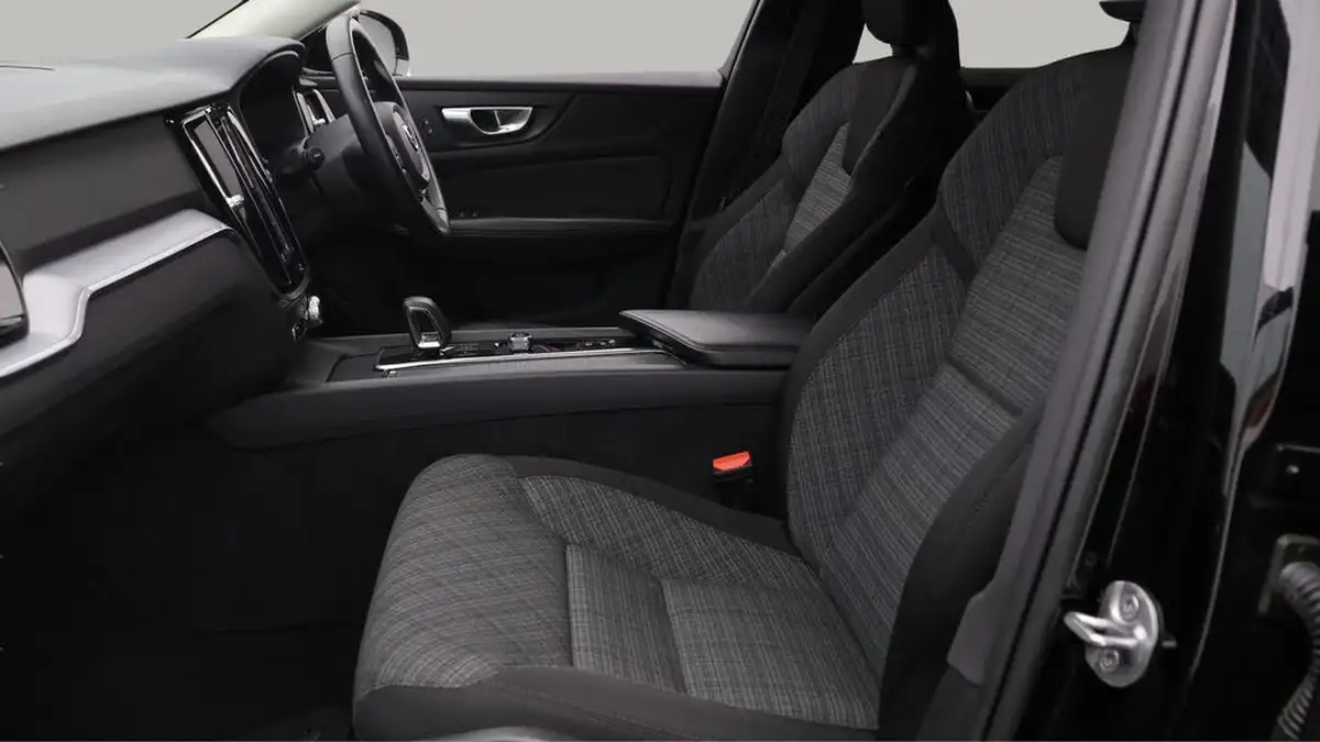 2023-volvo-v60-20-b3-core-big-14