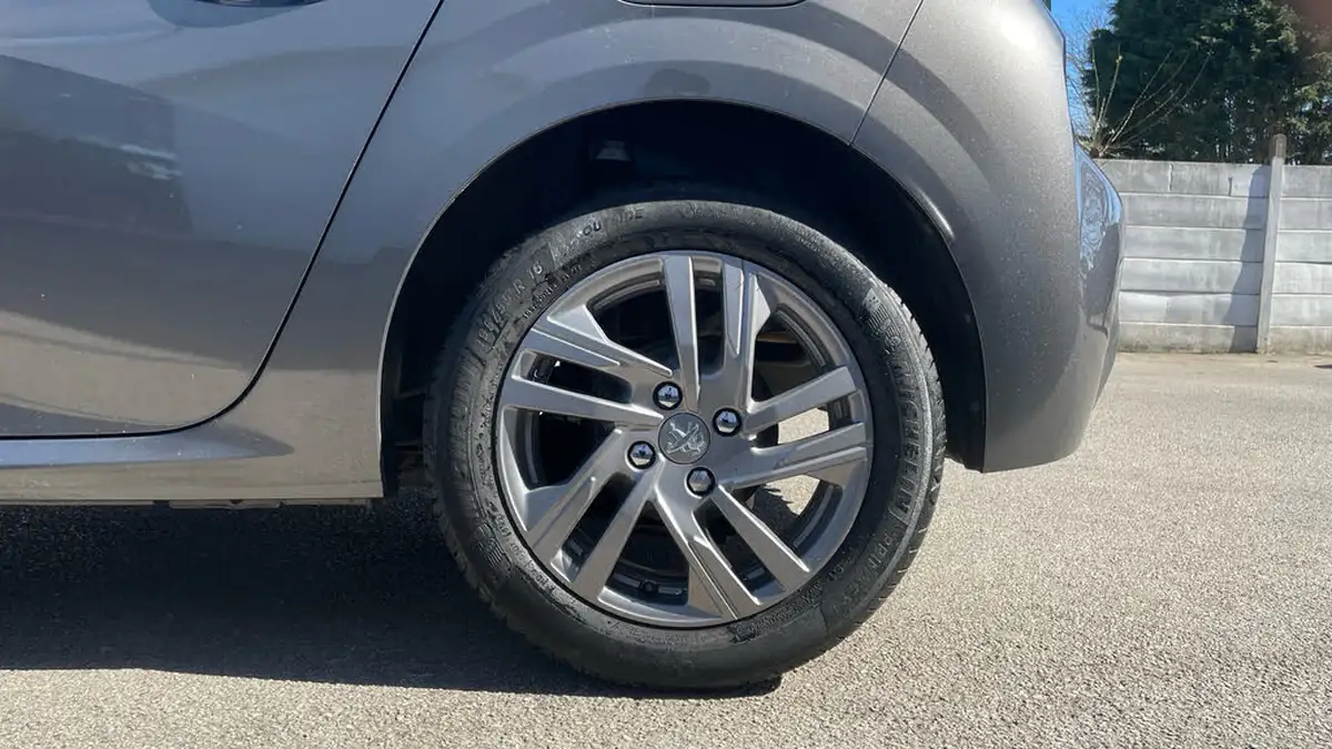 2022-peugeot-208-12-puretech-active-premium-100ps-big-14