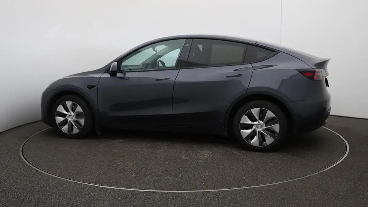 2022-tesla-model-y-e-long-range-big-40