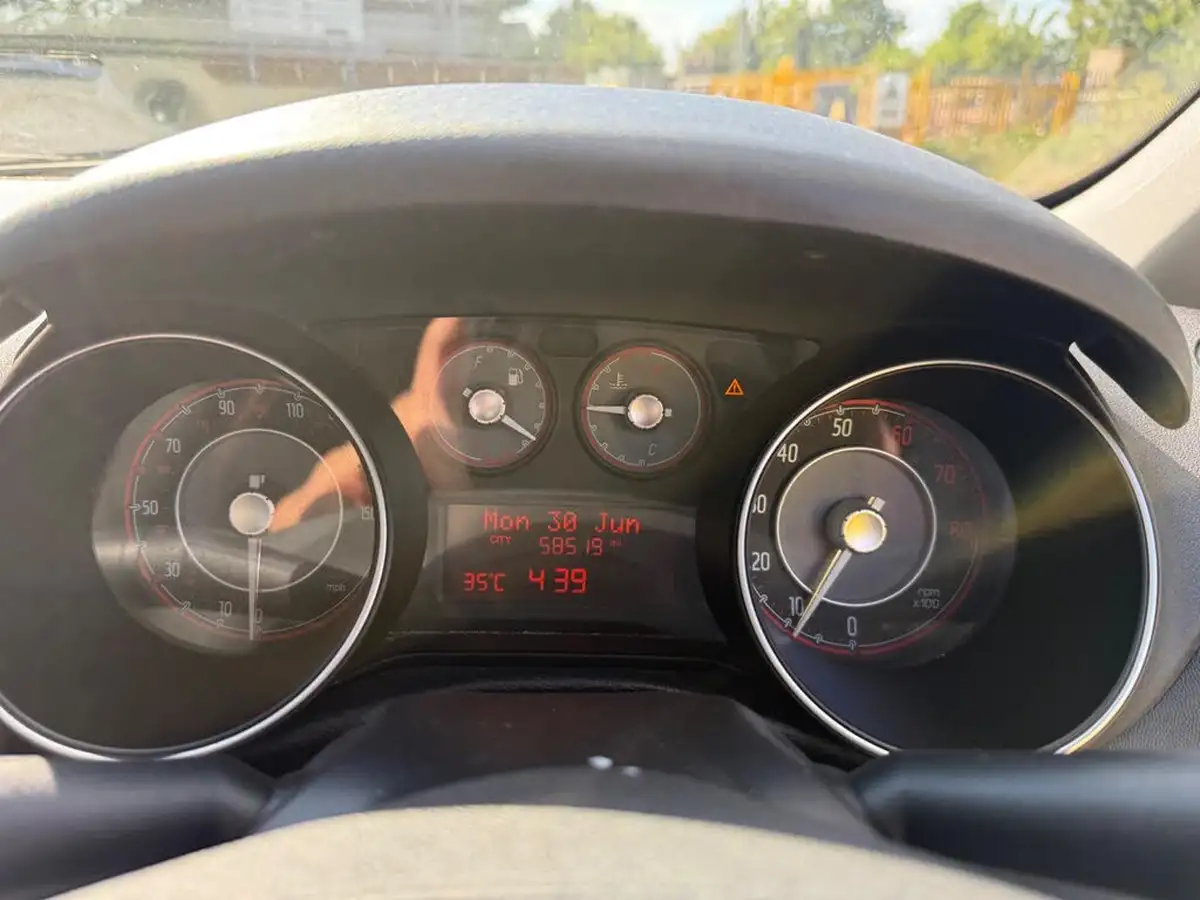 2014-fiat-punto-12-easy-3d-big-16