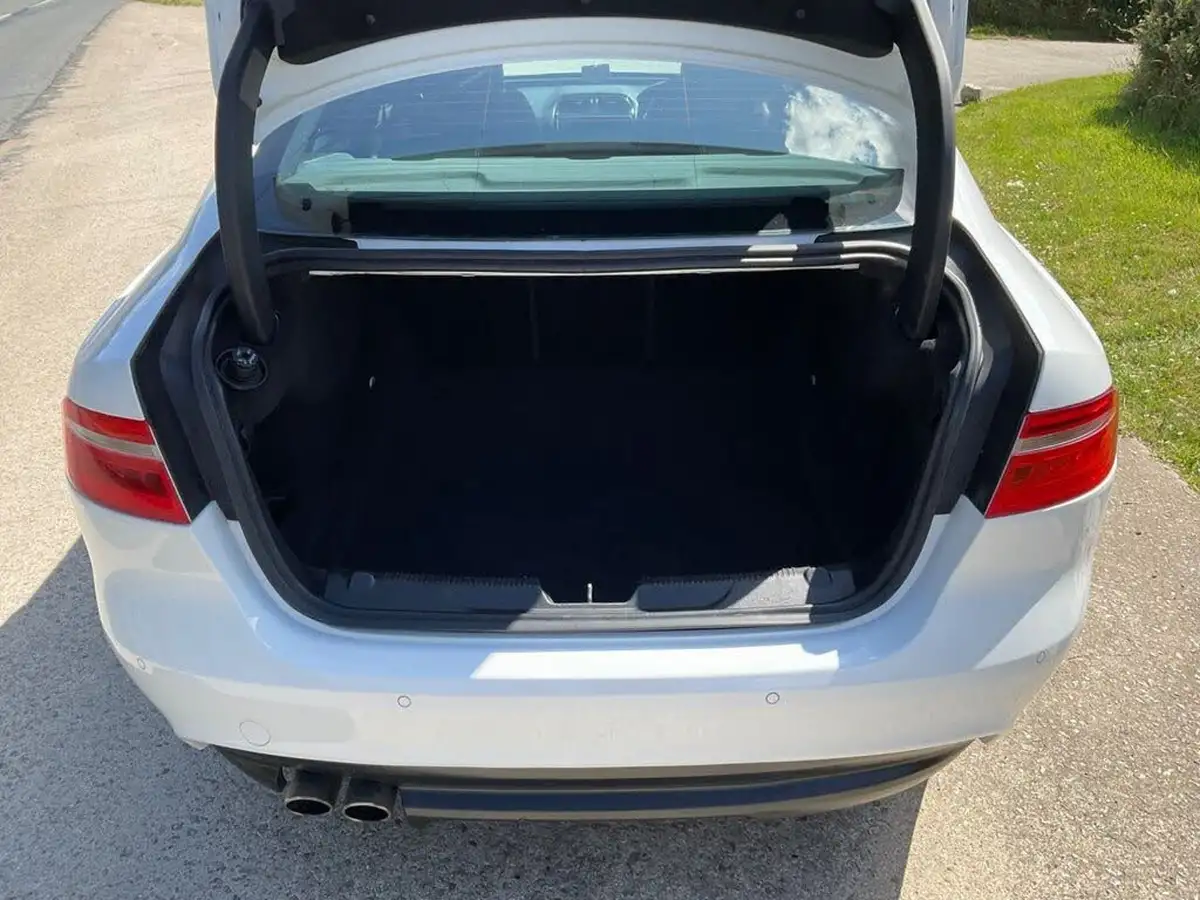 2016-jaguar-xe-20d-r-sport-180ps-big-27