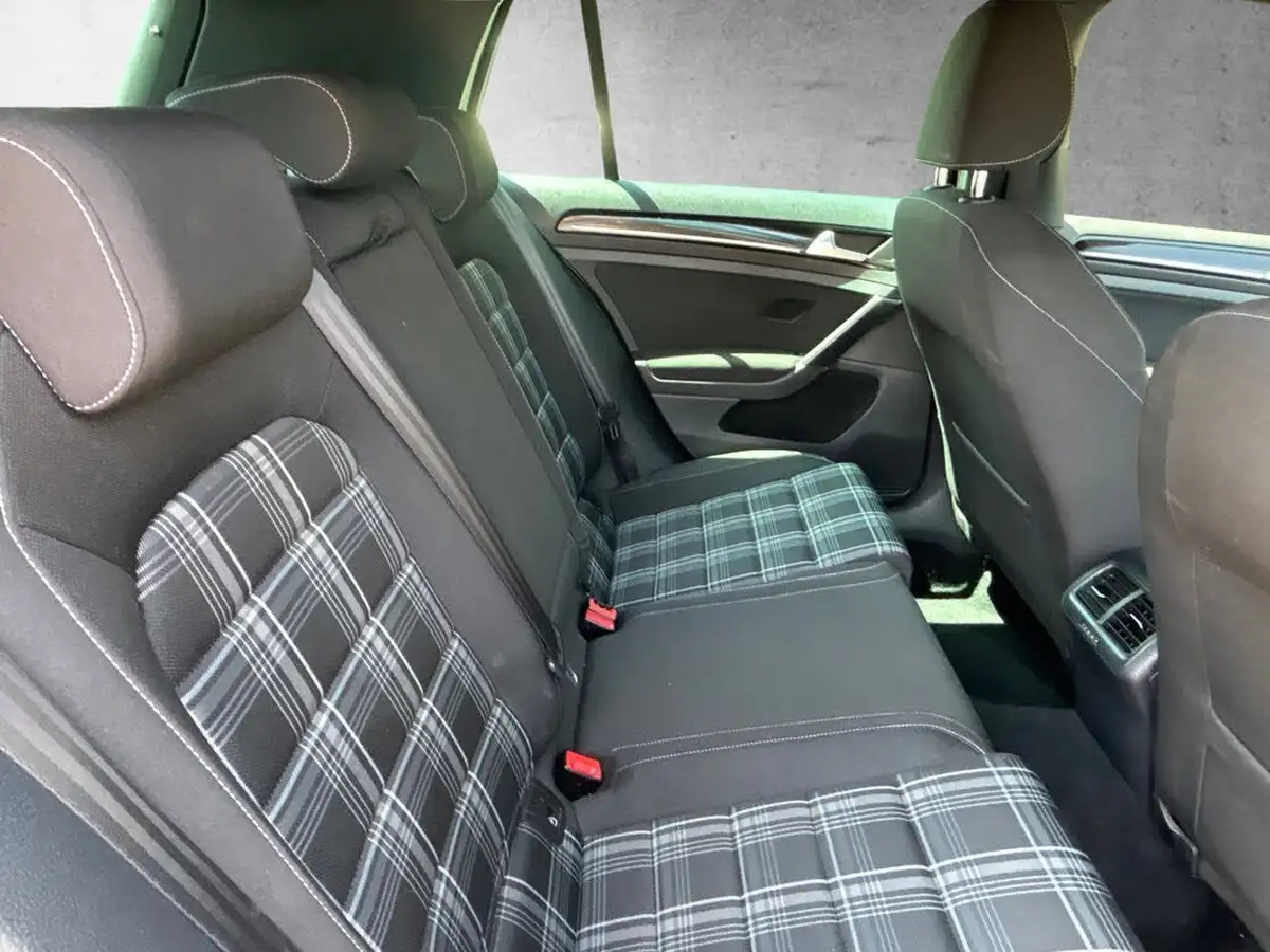 2013-volkswagen-golf-20tdi-gtd-5d-big-11