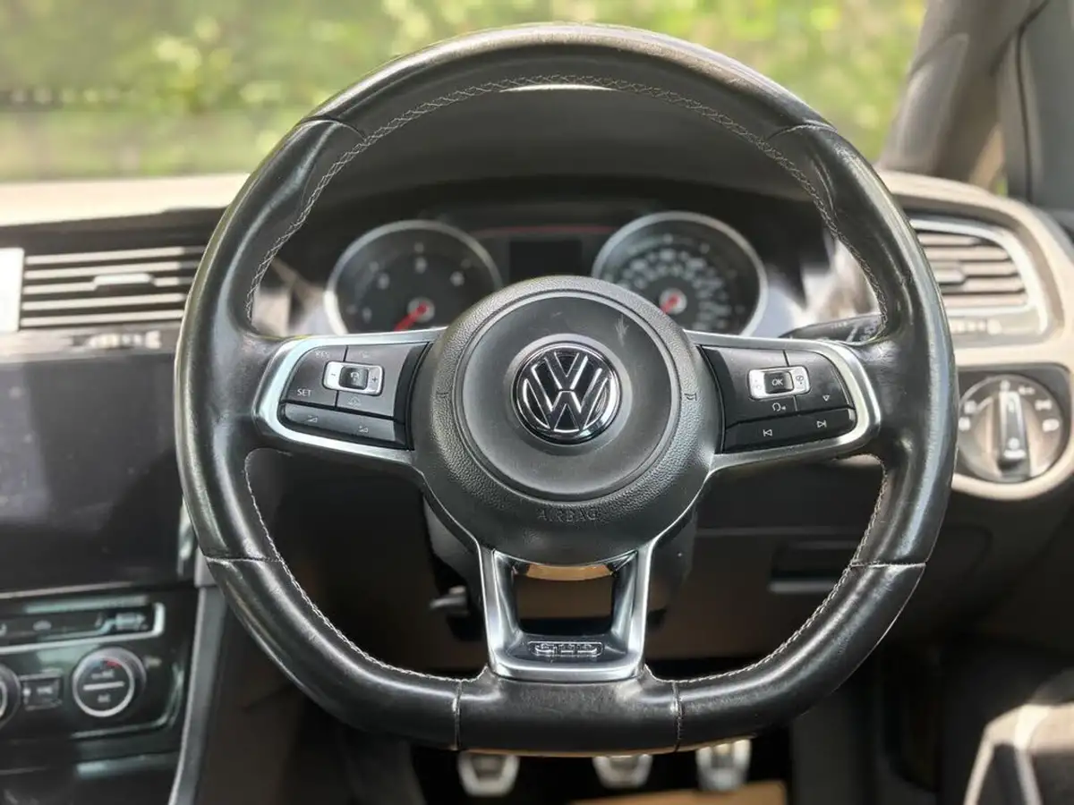 2013-volkswagen-golf-20tdi-gtd-5d-big-35