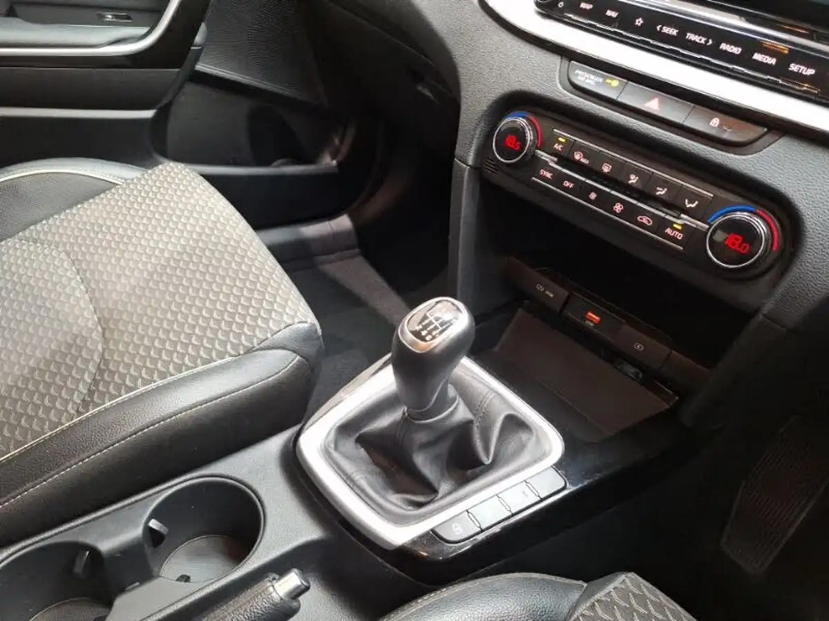 2022-kia-ceed-15-t-gdi-3-hatchback-big-13