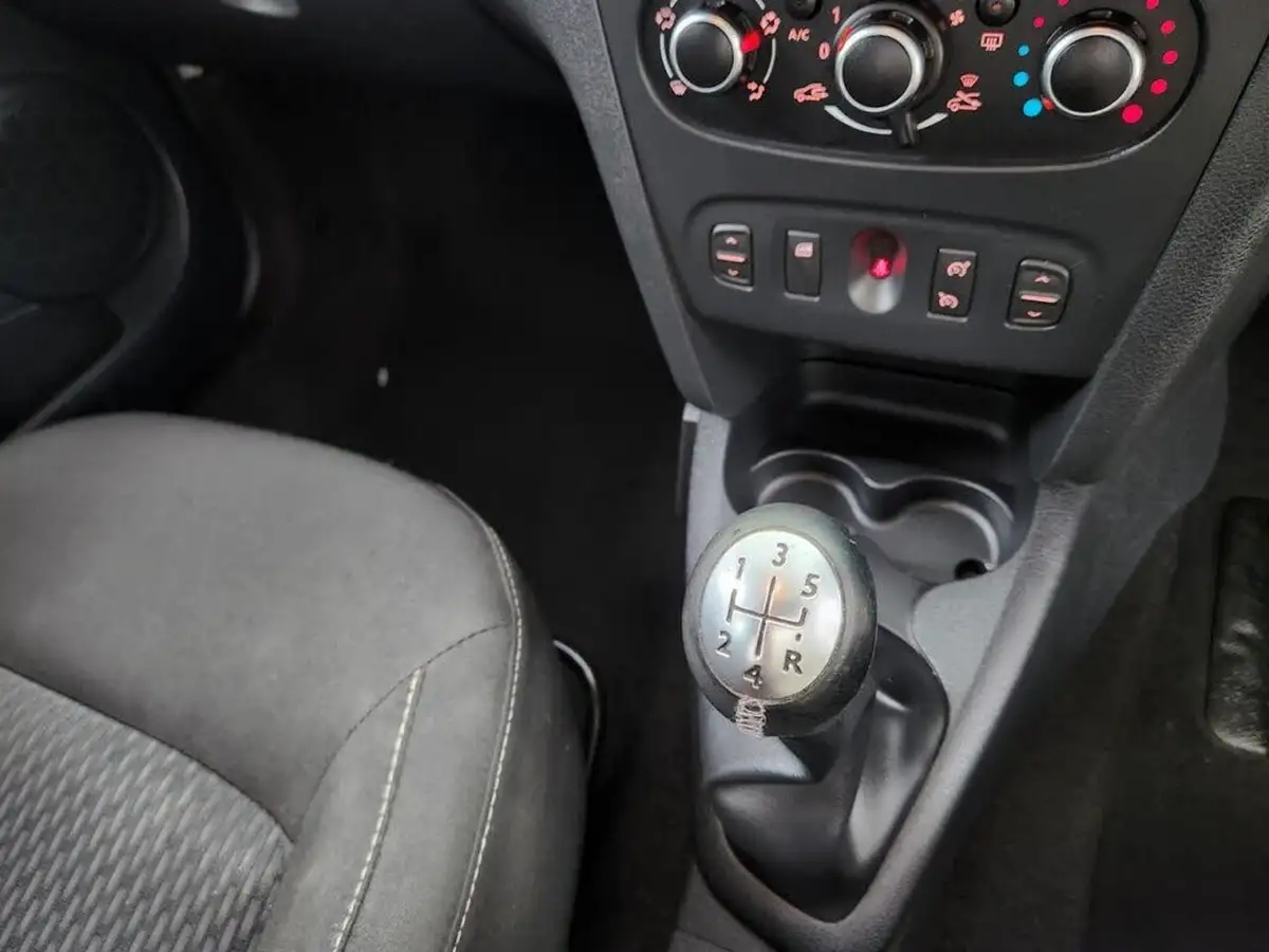 2017-dacia-sandero-15dci-laureate-big-7