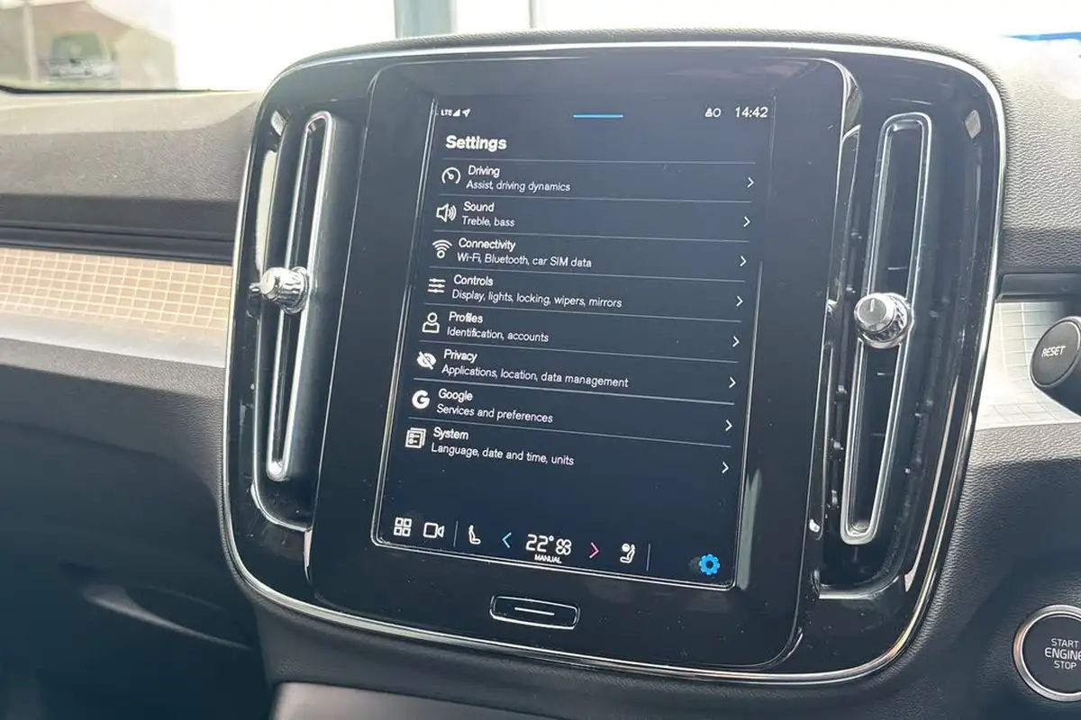 2022-volvo-xc40-20-b3-plus-big-34
