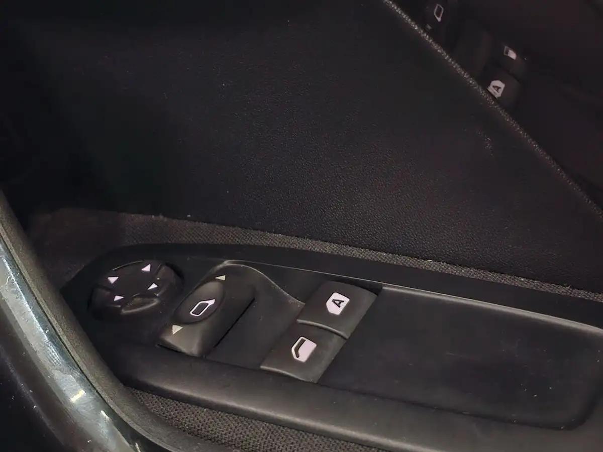 2015-peugeot-208-10-access-5d-big-53