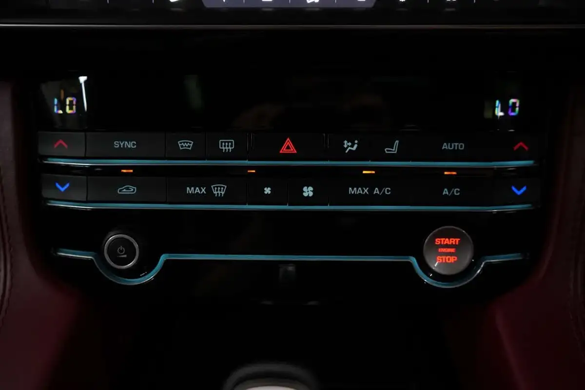 2020-jaguar-f-pace-50-v8-svr-big-32