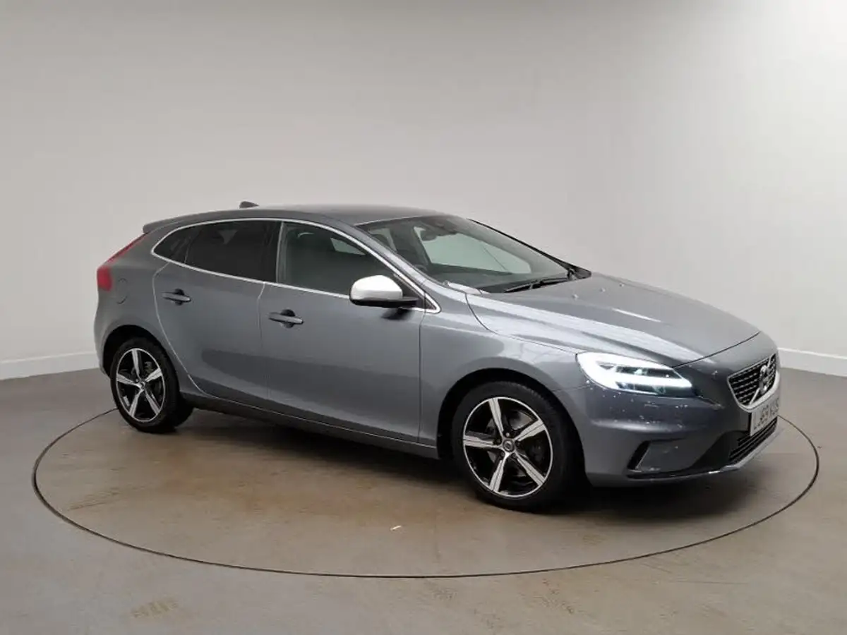 2019-volvo-v40-15-t2-r-design-edition-big-12