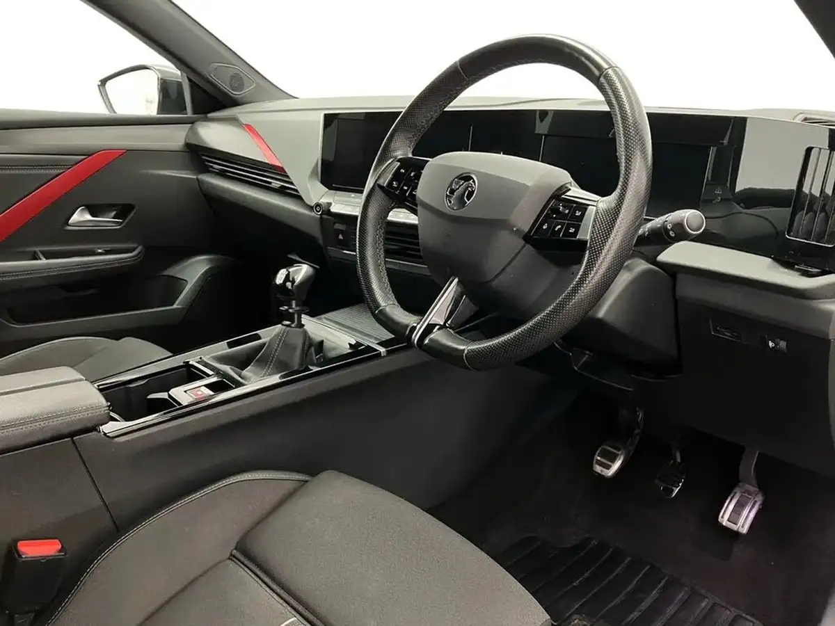 2022-vauxhall-astra-12-turbo-gs-line-hatchback-big-8