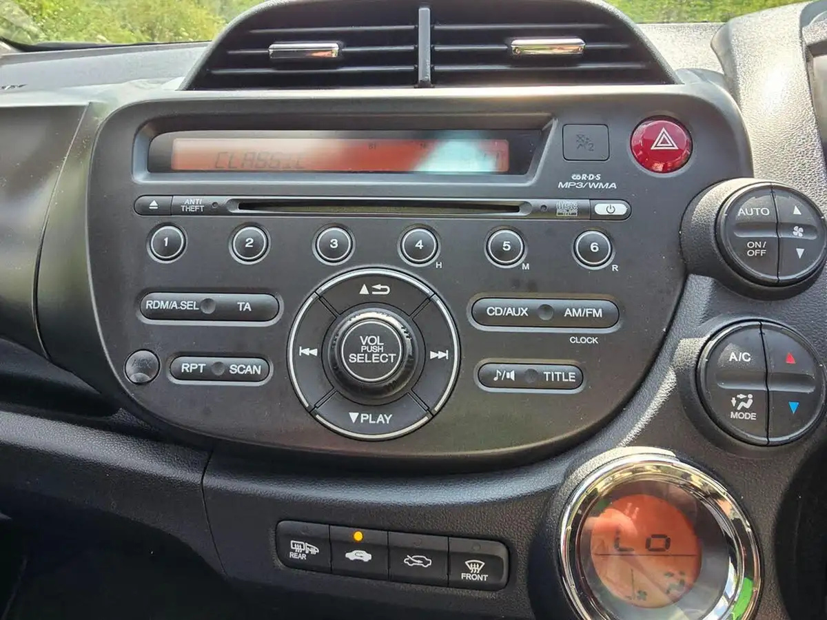 2013-honda-jazz-14-es-plus-cvt-big-43