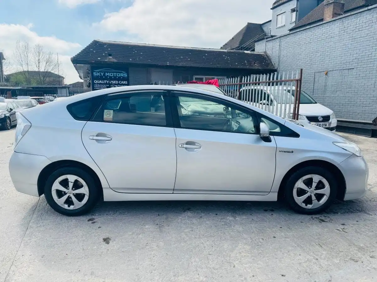 2014-toyota-prius-hybrid-big-6