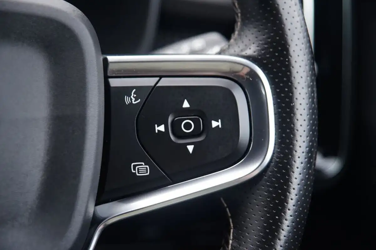 2020-volvo-xc40-15-t3-r-design-geartronic-big-11