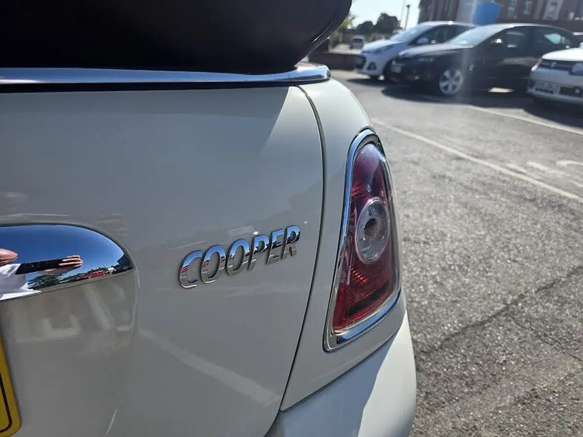 2010-mini-cooper-16-cooper-120bhp-convertible-2d-big-21