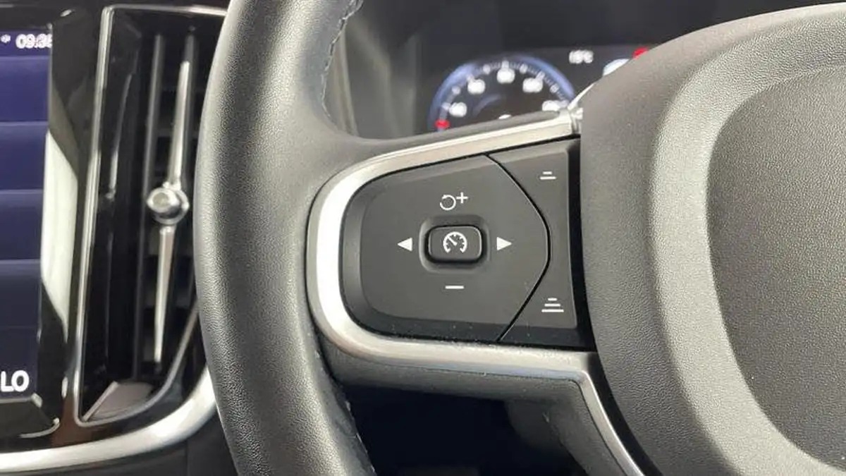 2022-volvo-v60-20-b3-momentum-161bhp-big-16
