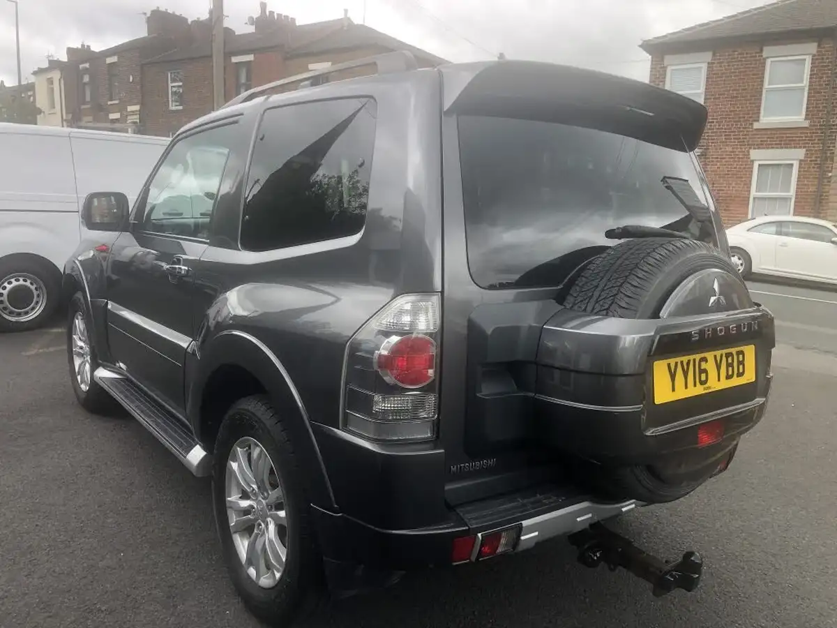 2016-mitsubishi-shogun-32td-warrior-32-di-dc-187bhpeu6-4x4-swb-window-van-auto-big-4
