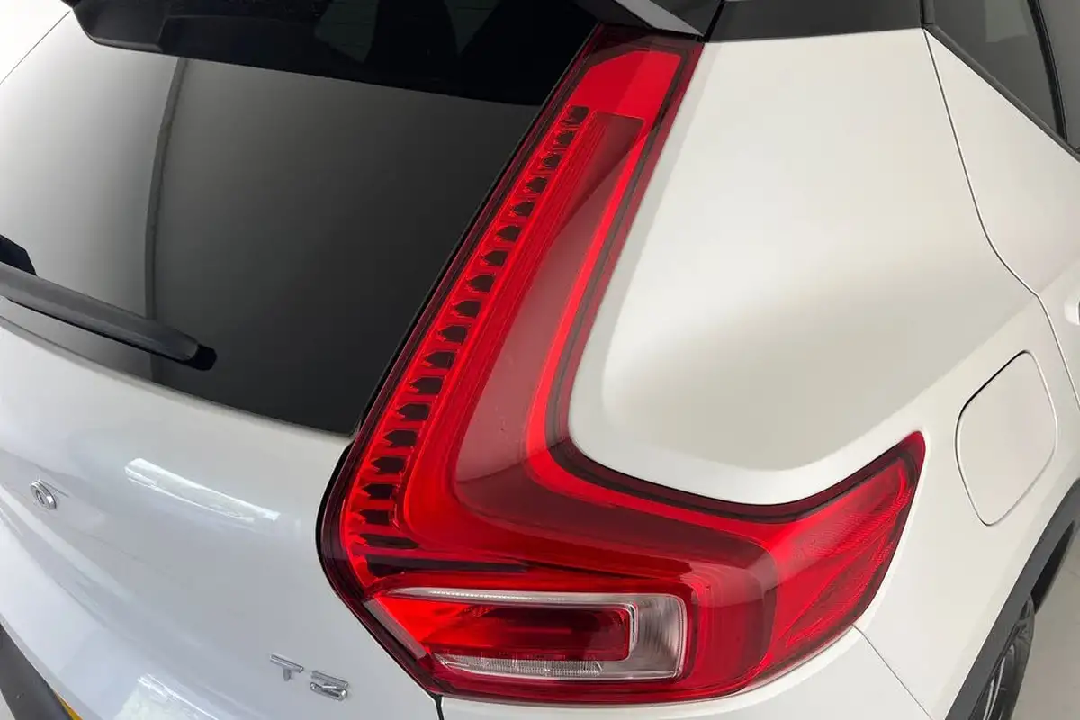 2022-volvo-xc40-15-t3-r-design-auto-big-19