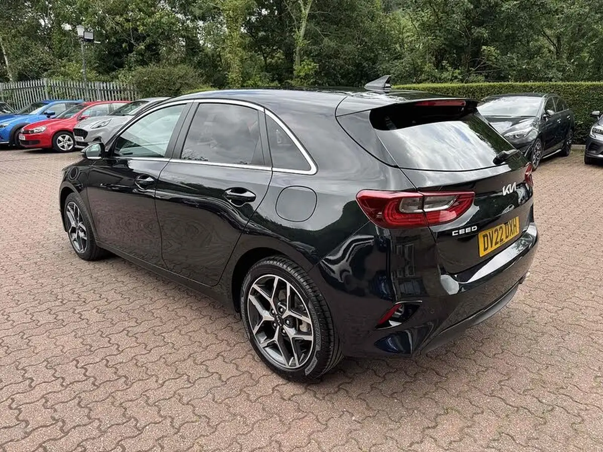 2022-kia-ceed-15-t-gdi-3-hatchback-big-2